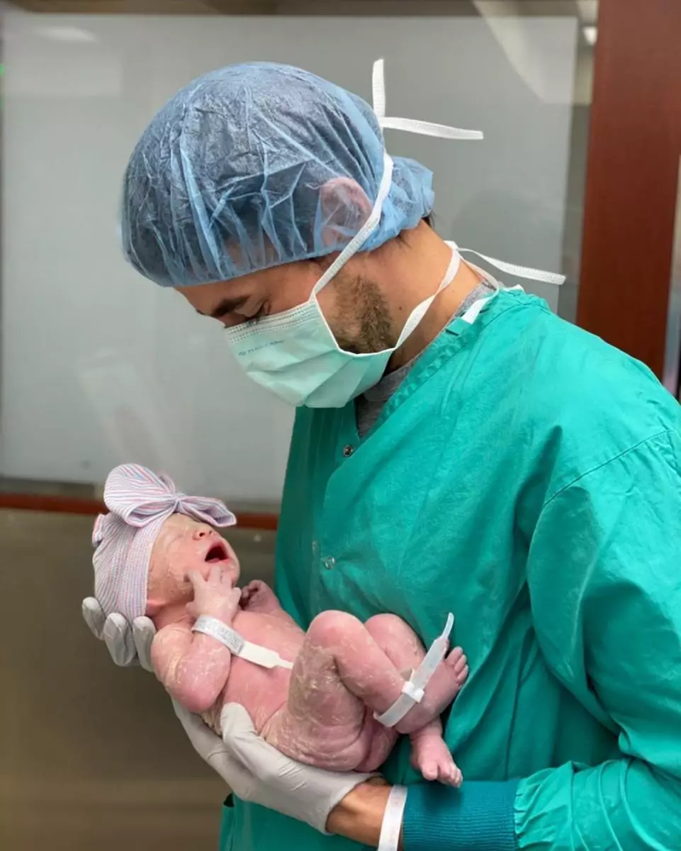 این یک دختر است! Enrique Iglesias و Anna Kournikova اولین عکس یک دختر تازه متولد شده را نشان دادند 92012_1