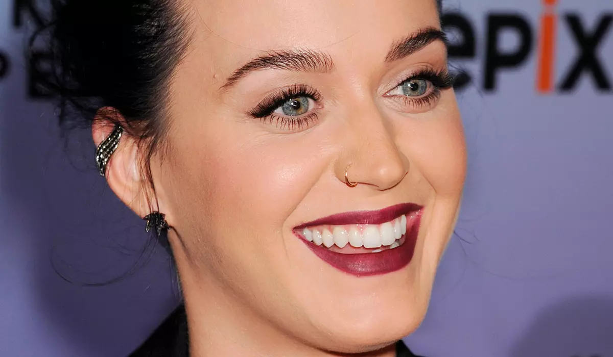 Katy Perry, doğuşdan sonra ayaqlarını qırxmağı dayandırdığını etiraf etdi