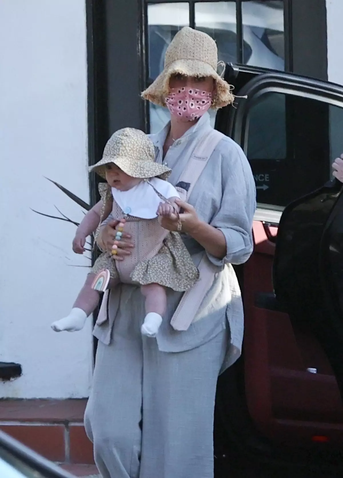 Photo: Katy Perry first showed her daughter's face on a walk 92342_1