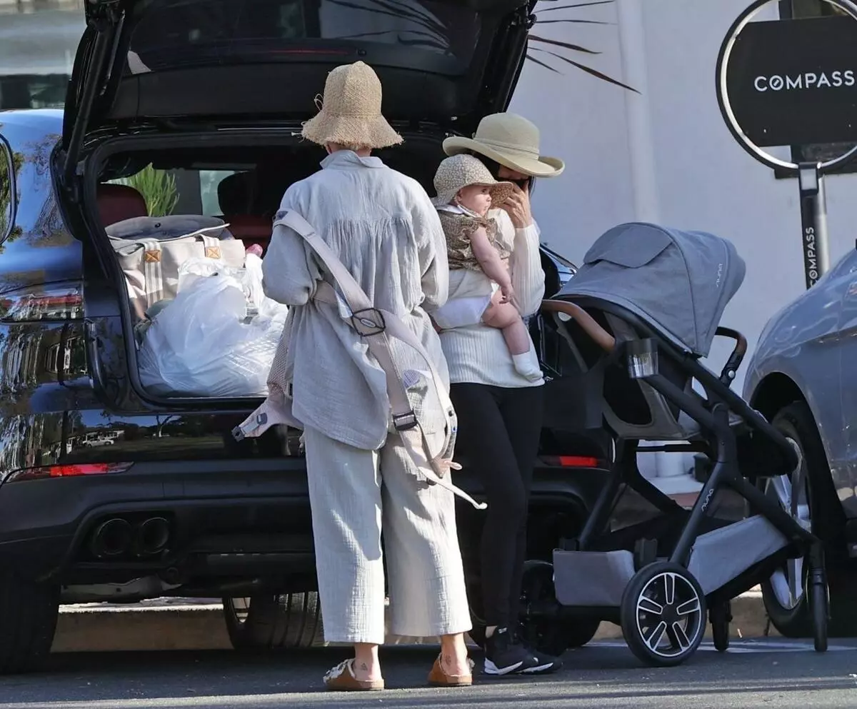 Photo: Katy Perry first showed her daughter's face on a walk 92342_3