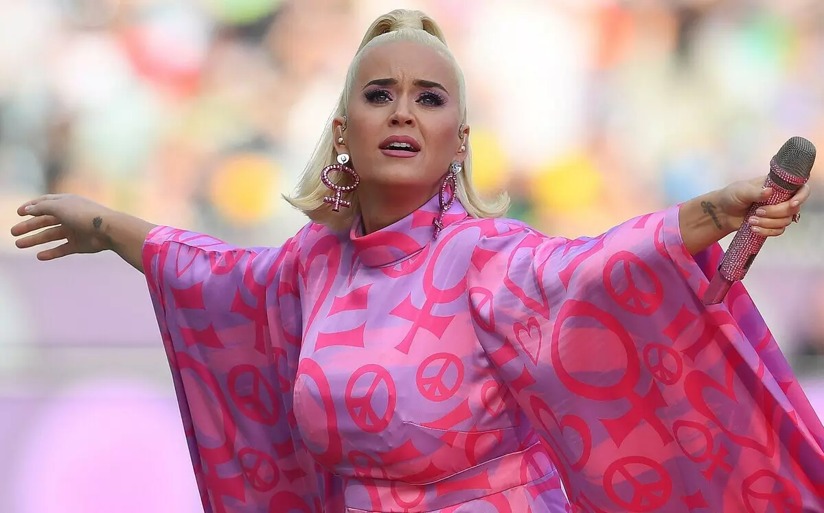 Graveda Katy Perry esperas, ke ŝi havas knabinon