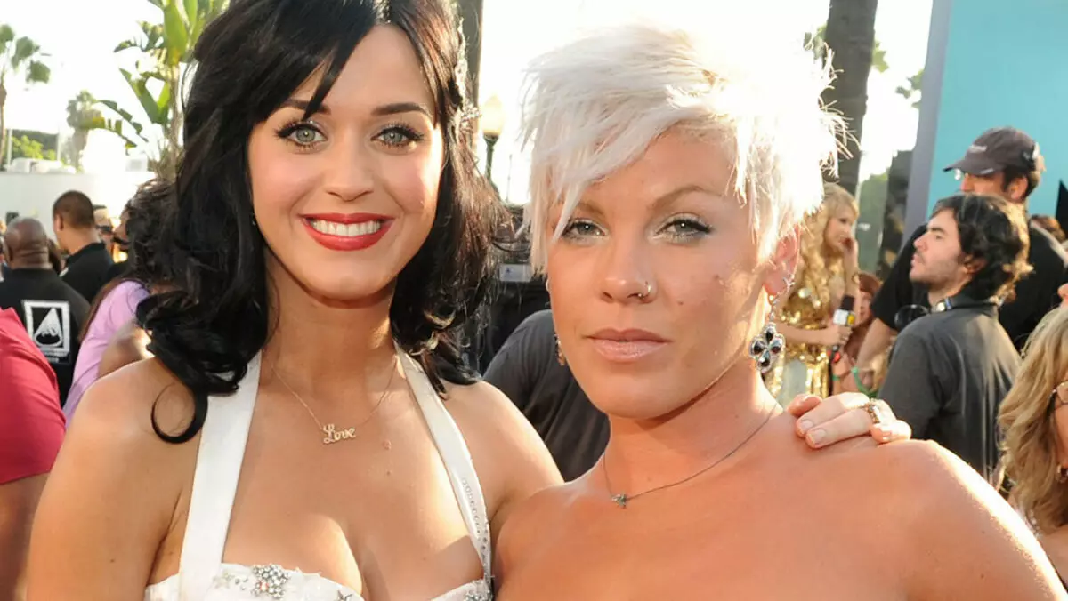 Katy Perry ve Pink, "çok erkeklerin" Grammy Premium 2018'i eleştiriyor