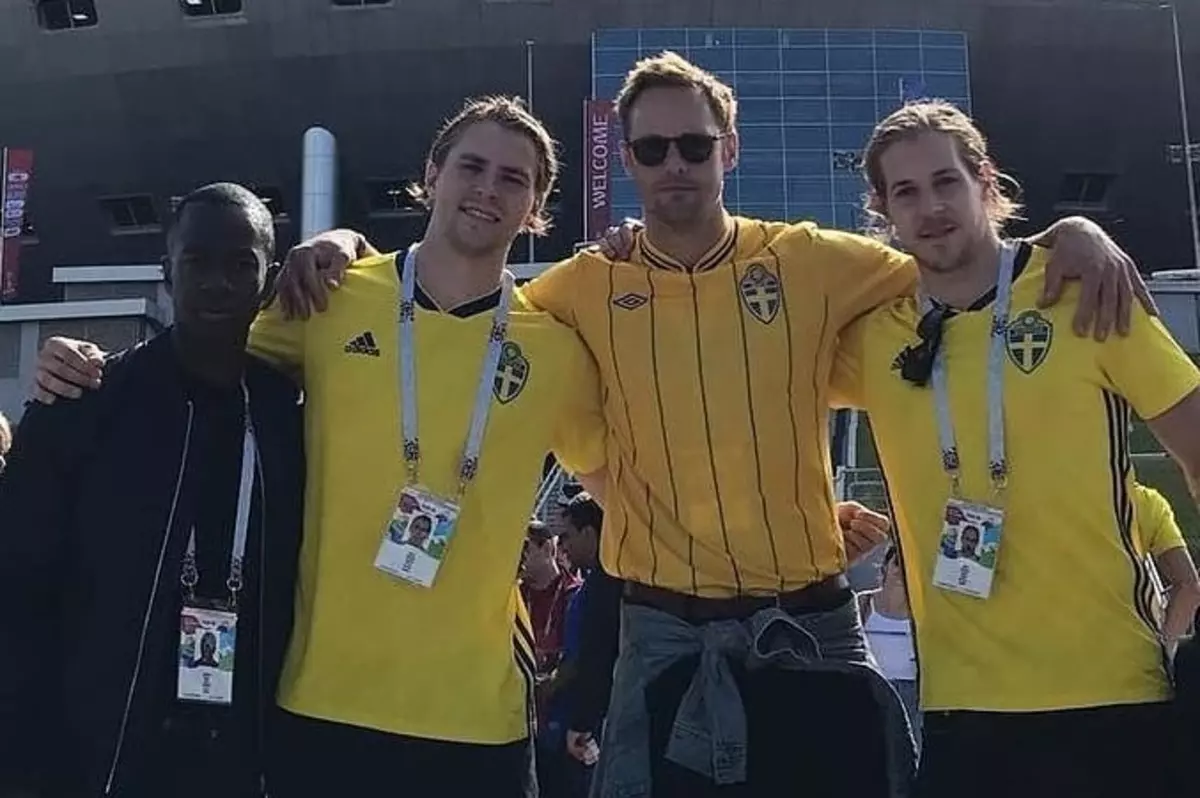 Alexander Skarsgard flög till Ryssland för att fuska för det svenska fotbollslaget