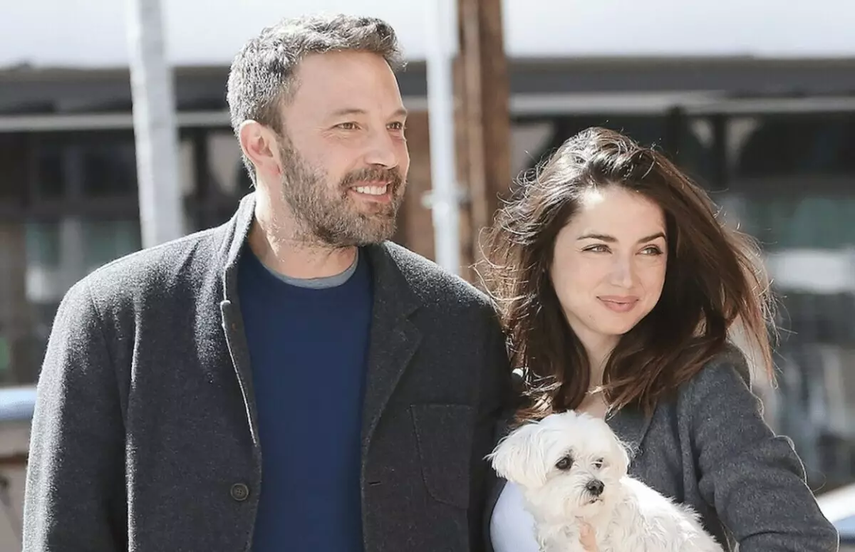 Ben Affleck auto-inxectado con Ana de Armaas (e gasta tempo)