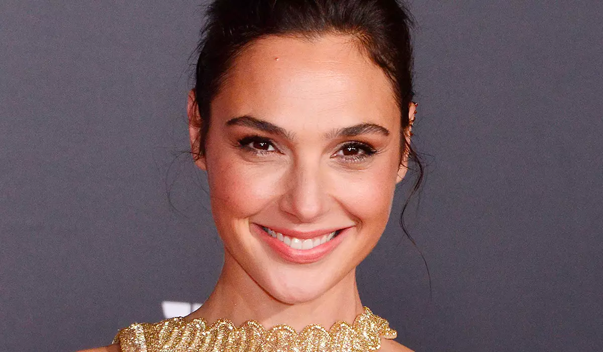 "Koe stean of lizze": GAL GADOTE fertsjinne herria oan 'e set fan "Wonder Women"