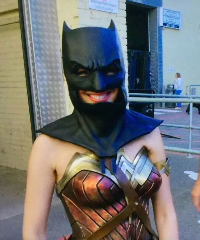 Onbeschränkt Smile: Gal Gadot probéiert op der Mask vum Batman op der Schéisserei vun der 