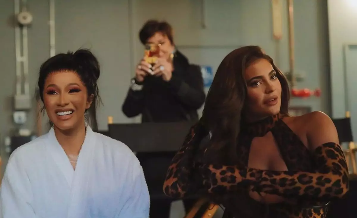 Cardi Bi moes Kylie Jenner in die clip voor die teenstanders van rassisme verdedig