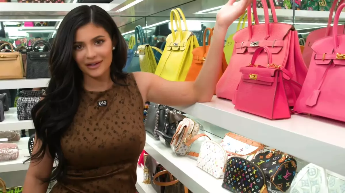 Wanneer bykomstighede hul eie kamer het: Kylie Jenner het 'n indrukwekkende versameling sakke getoon