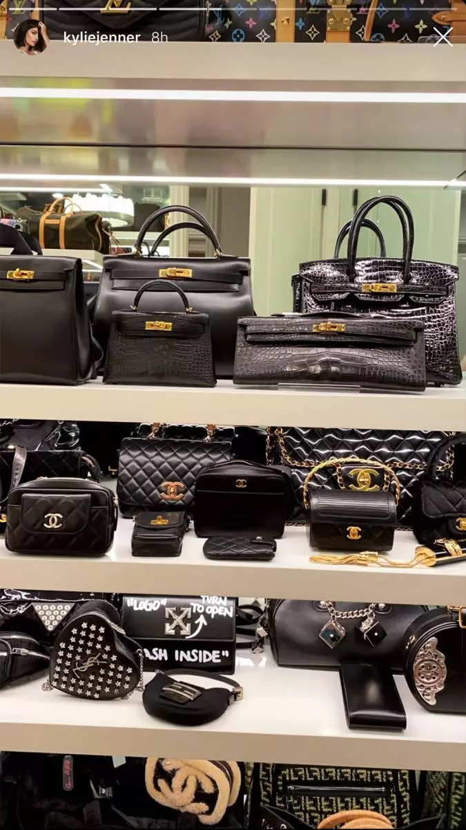 Aksesuarların kendi odasına sahip olduğunda: Kylie Jenner etkileyici bir çanta koleksiyonu gösterdi 93901_1