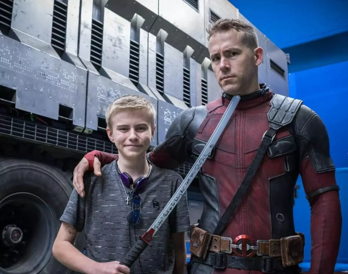 Ryan Reynolds ha incontrato i fan dei bambini sulla ripresa "DADPOOL 2"