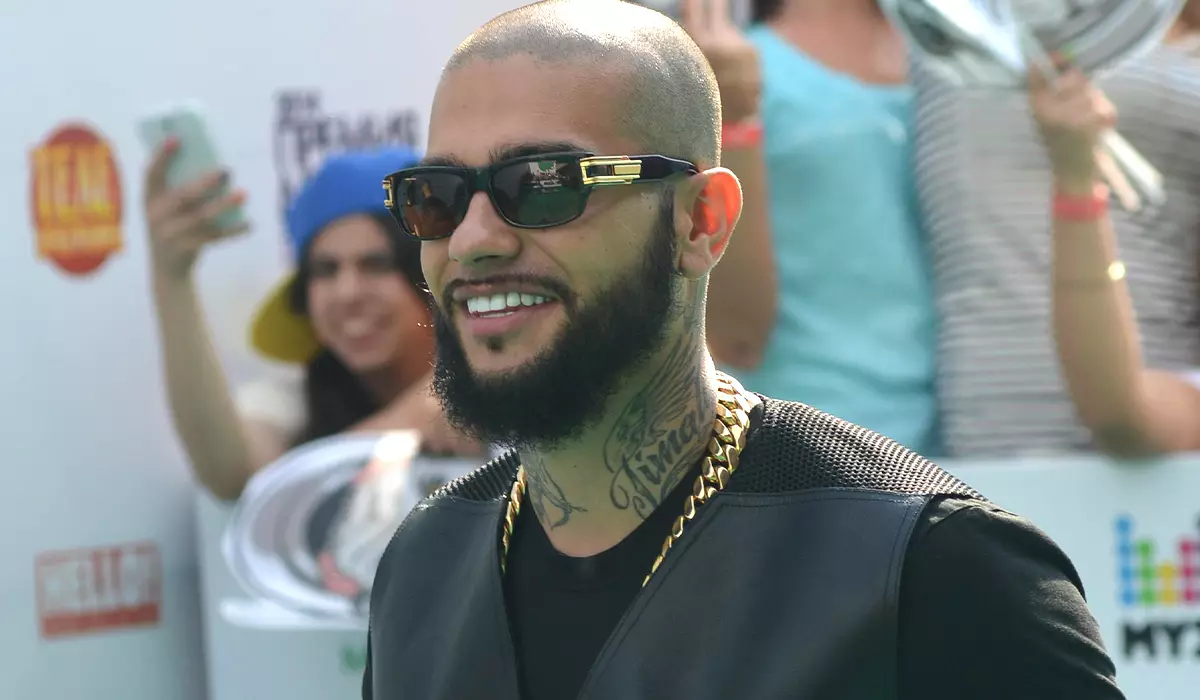 "Step Step": Timati presentou o gañador do anel "Bachelor" por 22 millóns de rublos