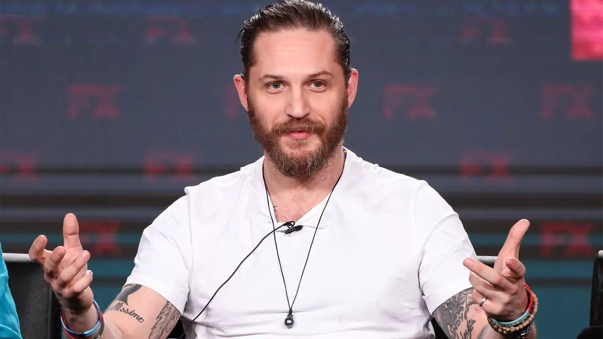 Si Tom Hardy ay nalulugod sa daan-daang mga ina, na bumabalik sa paglipat para sa mga bata "Tales sa gabi"