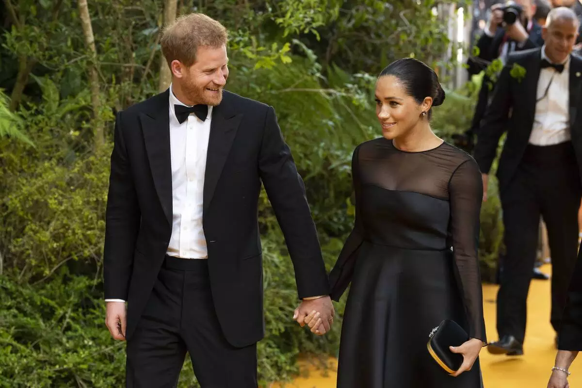 Megan Markle ຂ້າມຊື່ຂອງລາວຈາກ Archie ໃບຢັ້ງຢືນການເກີດແລະໄດ້ອະທິບາຍວ່າເປັນຫຍັງ