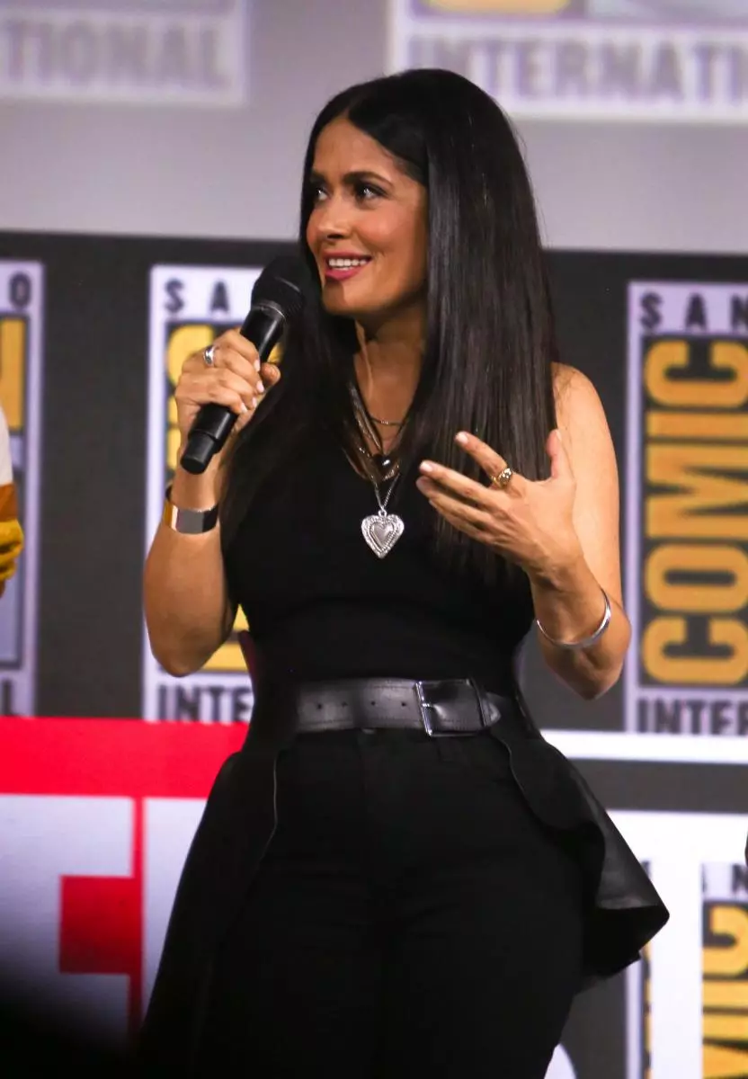 Salma Hayek 53 yilligi sharafiga issiq fotosuratlar bilan o'rtoqlashdi 95158_2