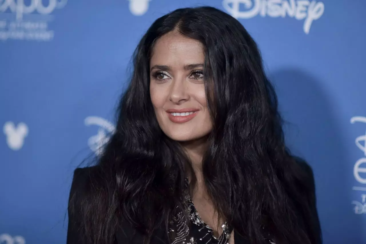 Si Salma Hayek ay nagbahagi ng mainit na mga larawan sa karangalan ng ika-53 anibersaryo 95158_3