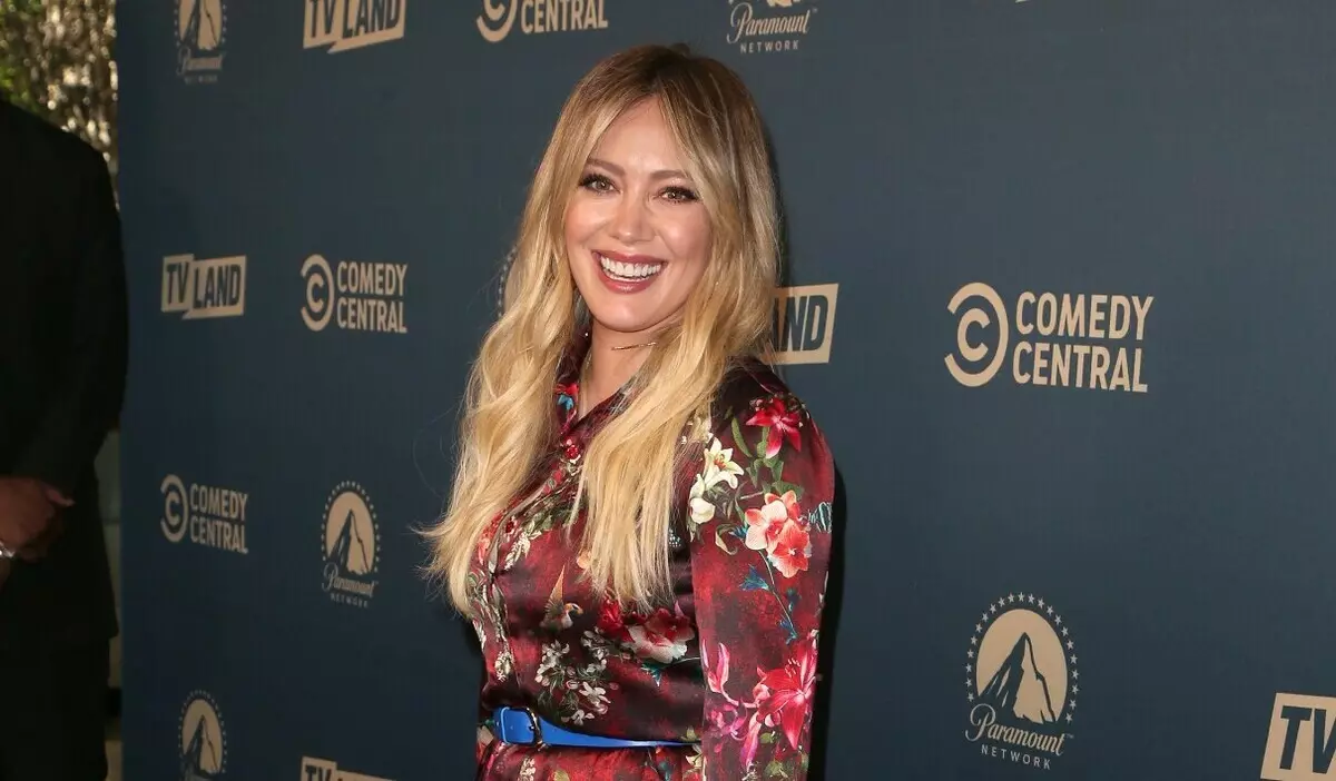 "11 settimane prima della consegna": Hilary Duff offerto per indovinare il genere nella foto "incinta"