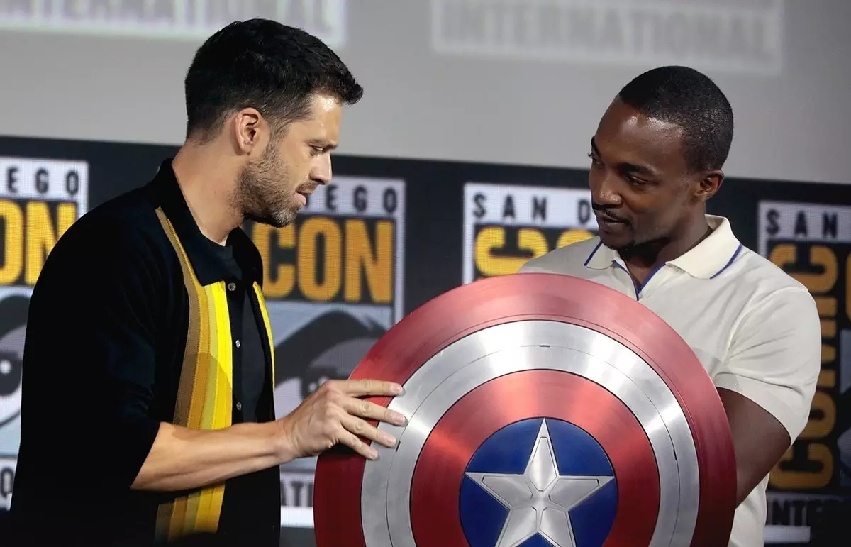 Sebastian Stan Swirl over Anthony Maki, der stiller et billede fra at filme "Falcon og Winter Soldier"