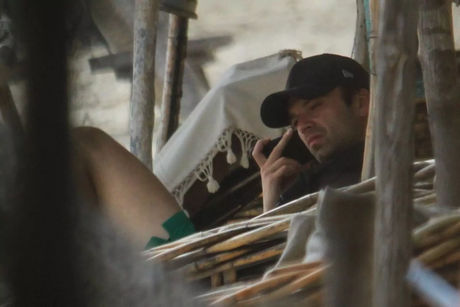 Photo: Sebastian Stan avec une bien-aimée dans les lentilles des Paparazzi sur la plage au Mexique 95339_2