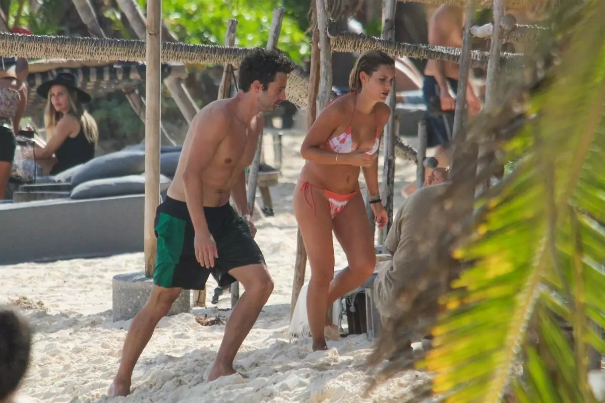 Photo: Sebastian Stan with a beloved got into the lenses of the paparazzi on the beach in Mexico 95339_5