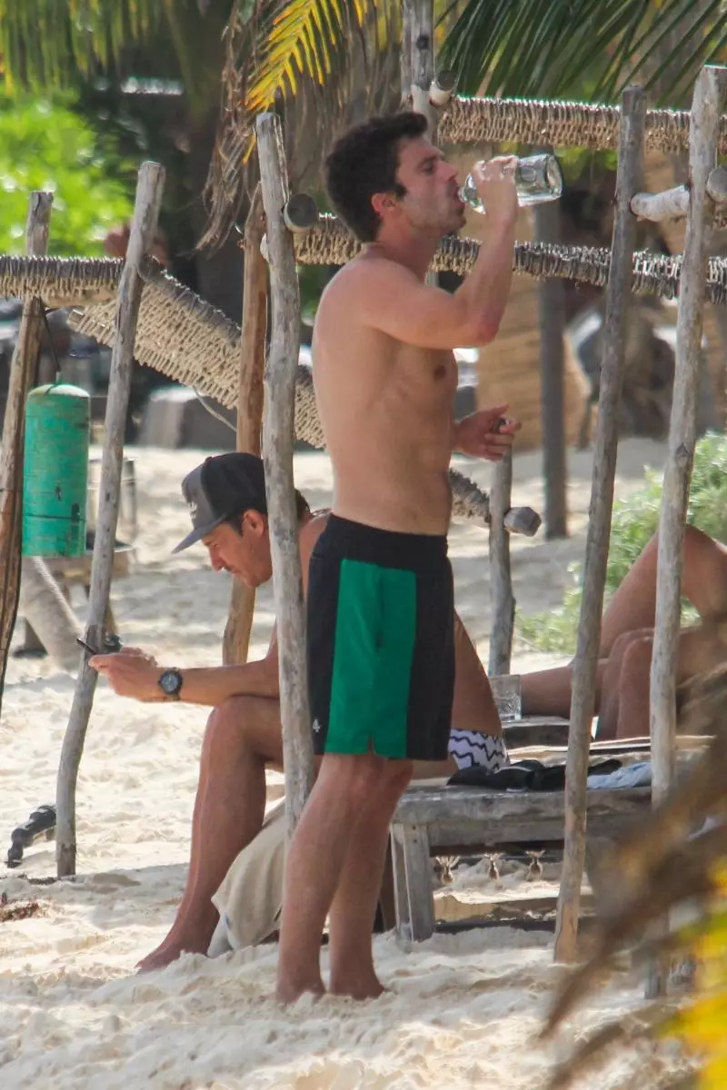 Foto: Sebastian Stan mat engem beléiften ass an d'Lënsen vum Paparazzi op der Plage a Mexiko 95339_6