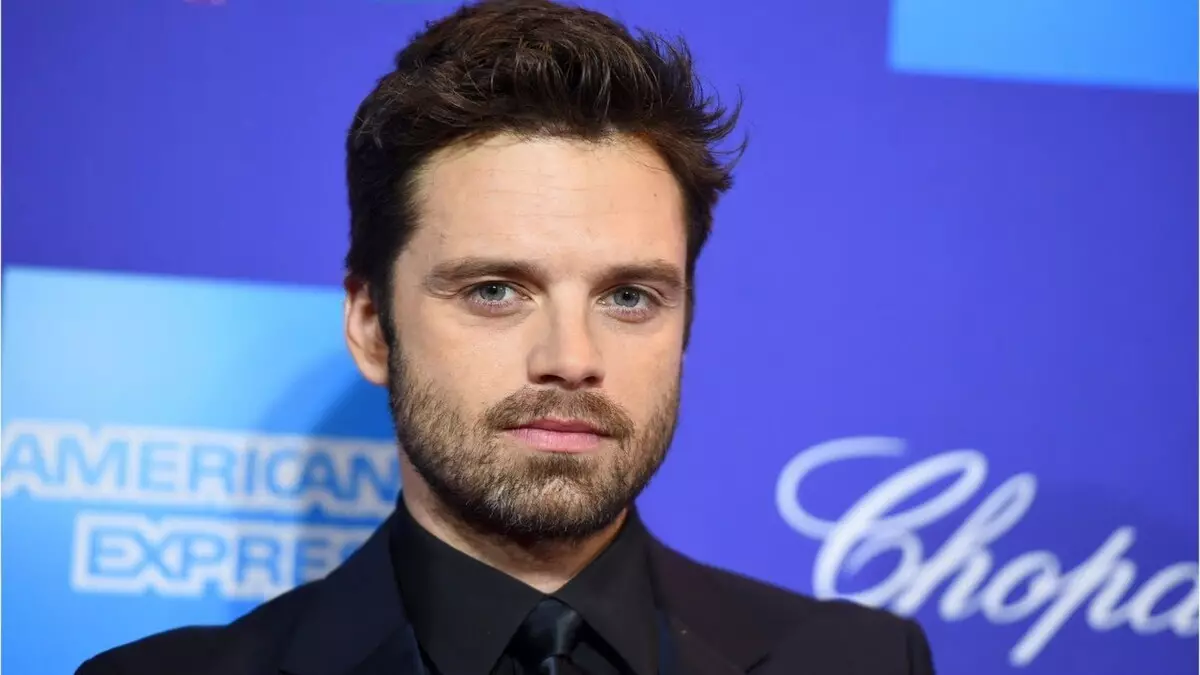 Sebastian Stan membaca pelancong di pantai semasa kuarantin: "Ia sangat marah!"