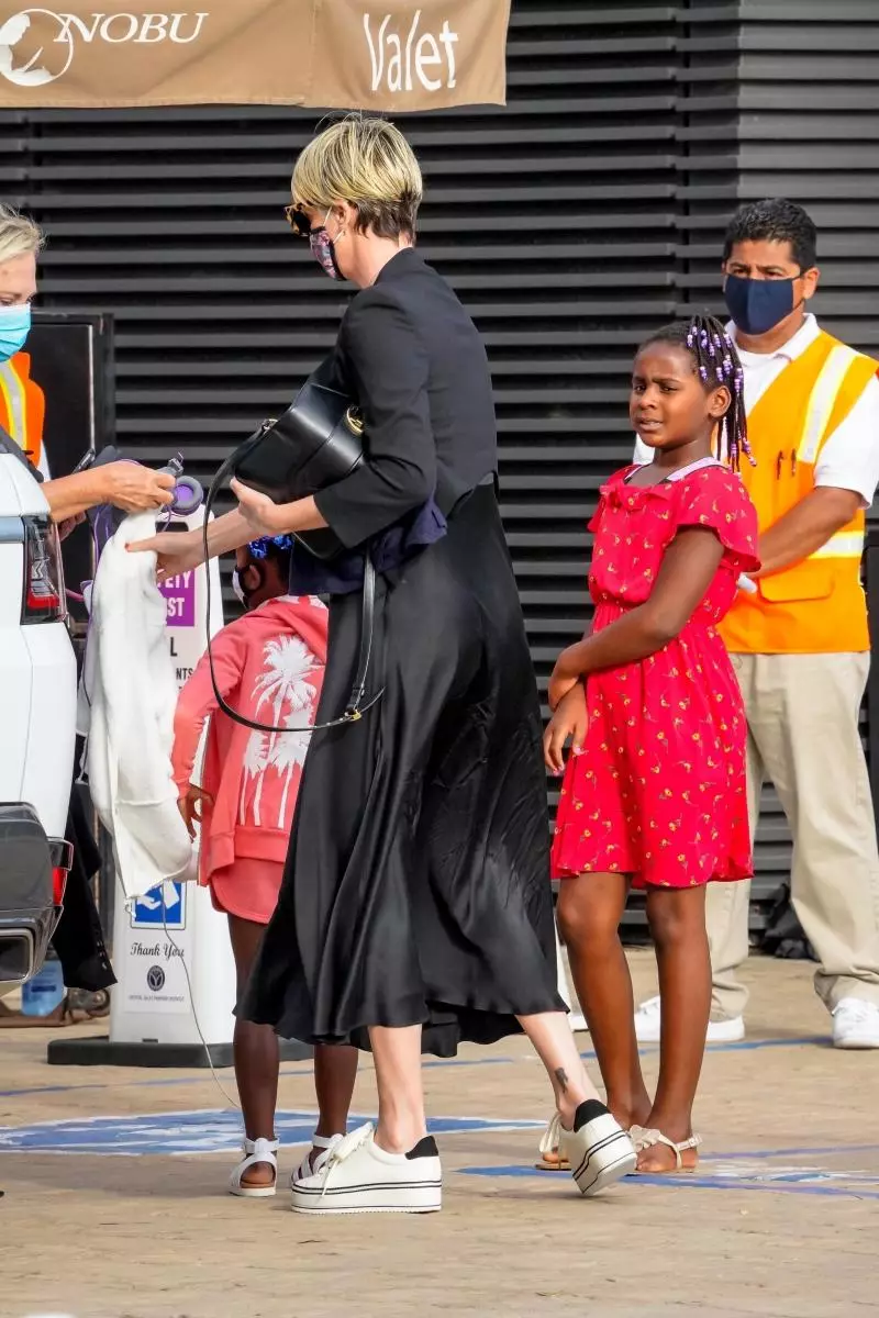 Photo: Charlize Theron capturé avec la fille et la 