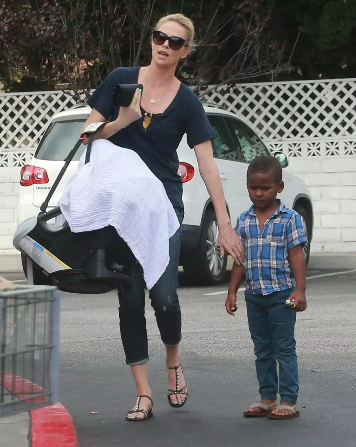 Photo: Charlize Theron capturé avec la fille et la 