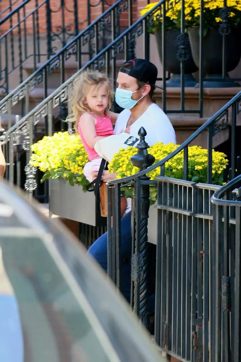 Papine datter: Bradley Cooper fanget på en tur med en treårig ley 95929_1