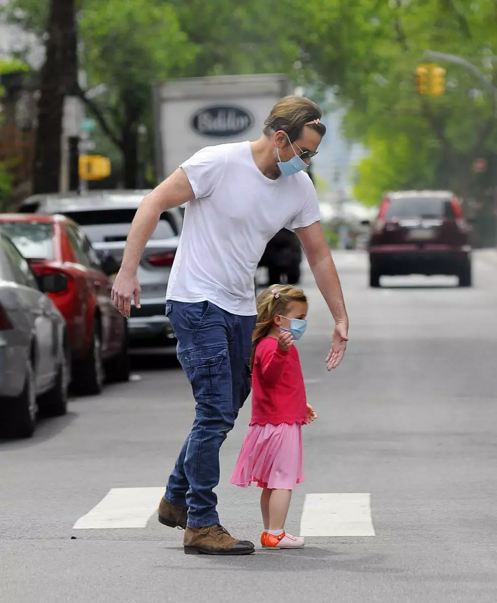 Córka papinowa: Bradley Cooper zdobył na spacerze z trzyletnim Lejem 95929_4