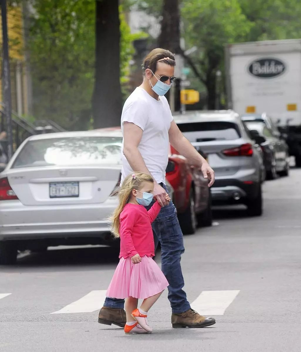 Papine datter: Bradley Cooper fanget på en tur med en tre år gammel ley 95929_5