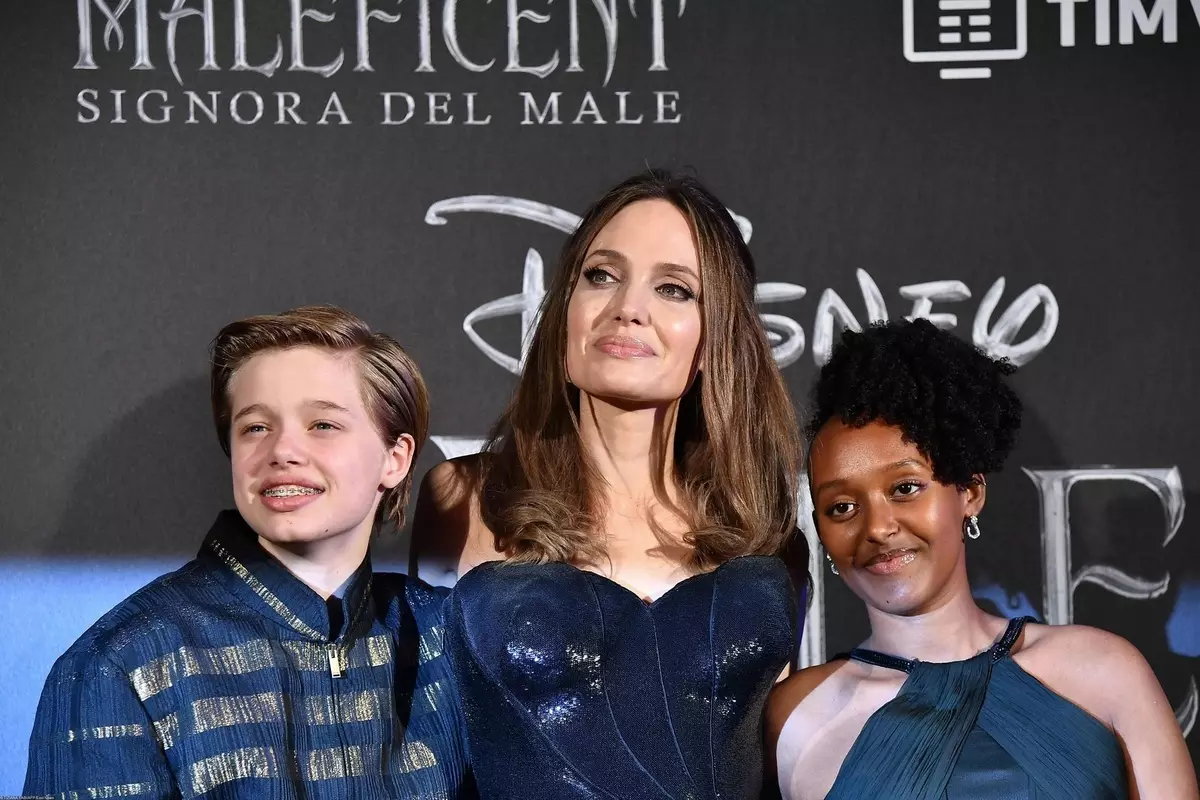 Siaradodd Angelina Jolie am ferch Zakhar: "Achosion ynof fi"