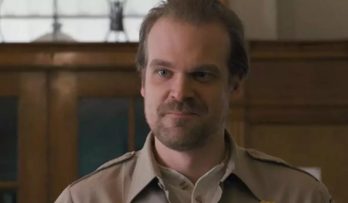 Milli Bobby Brown Banned David Harbour att dela spoilers av "mycket konstiga fall"