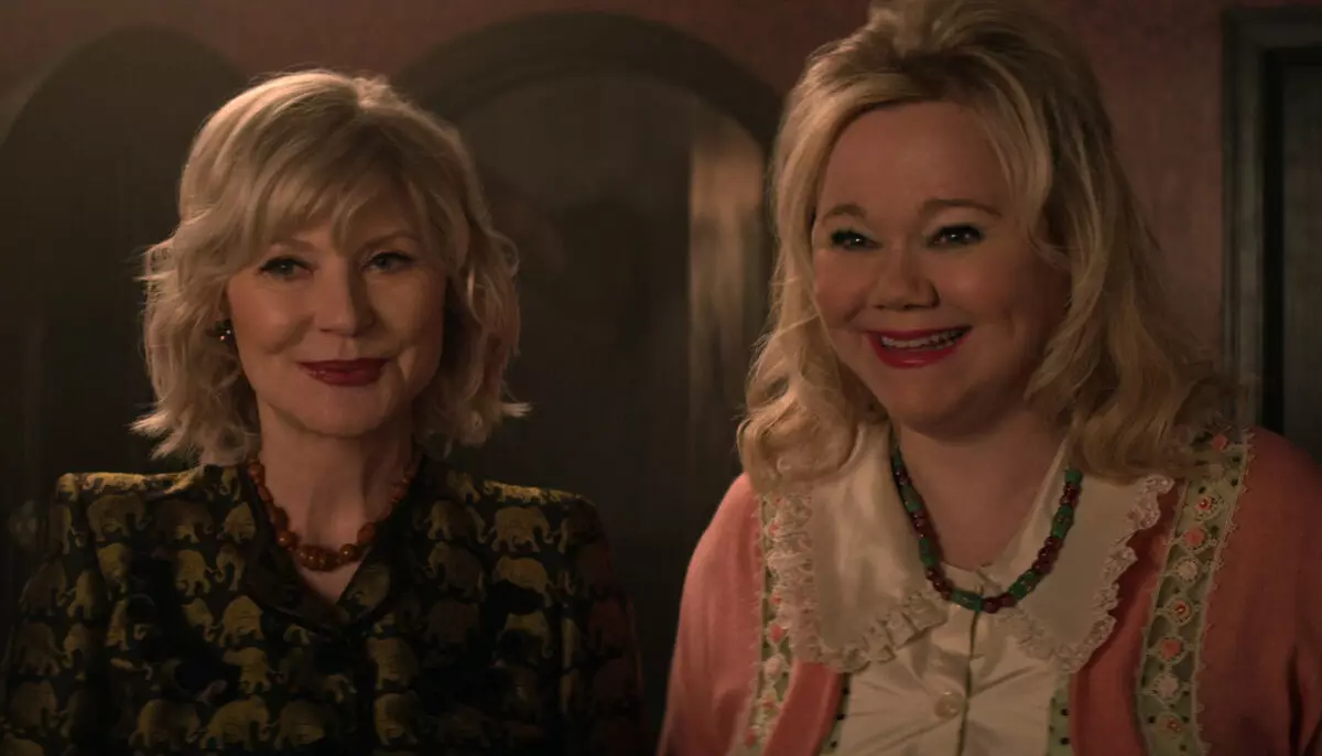 Video: V poslední sezóně se bude konat "Sabrina" Cameo of Original Hilda a Holdes