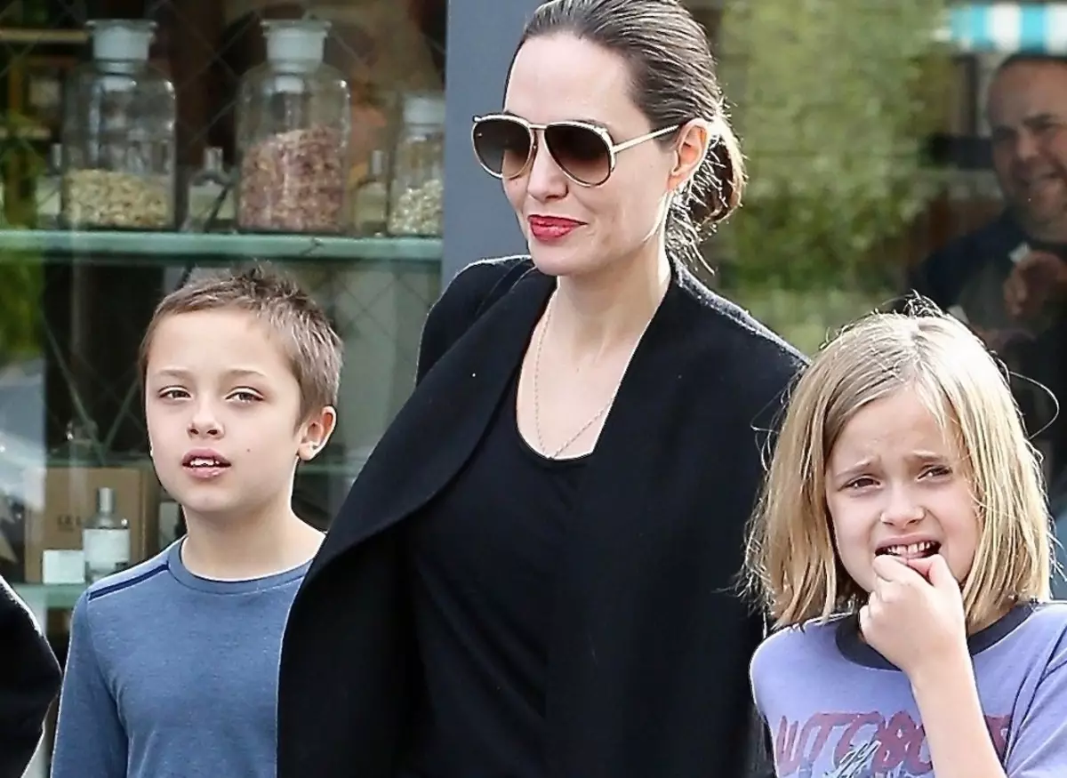 Angelina Jolie buys toys to children in the usual supermarket