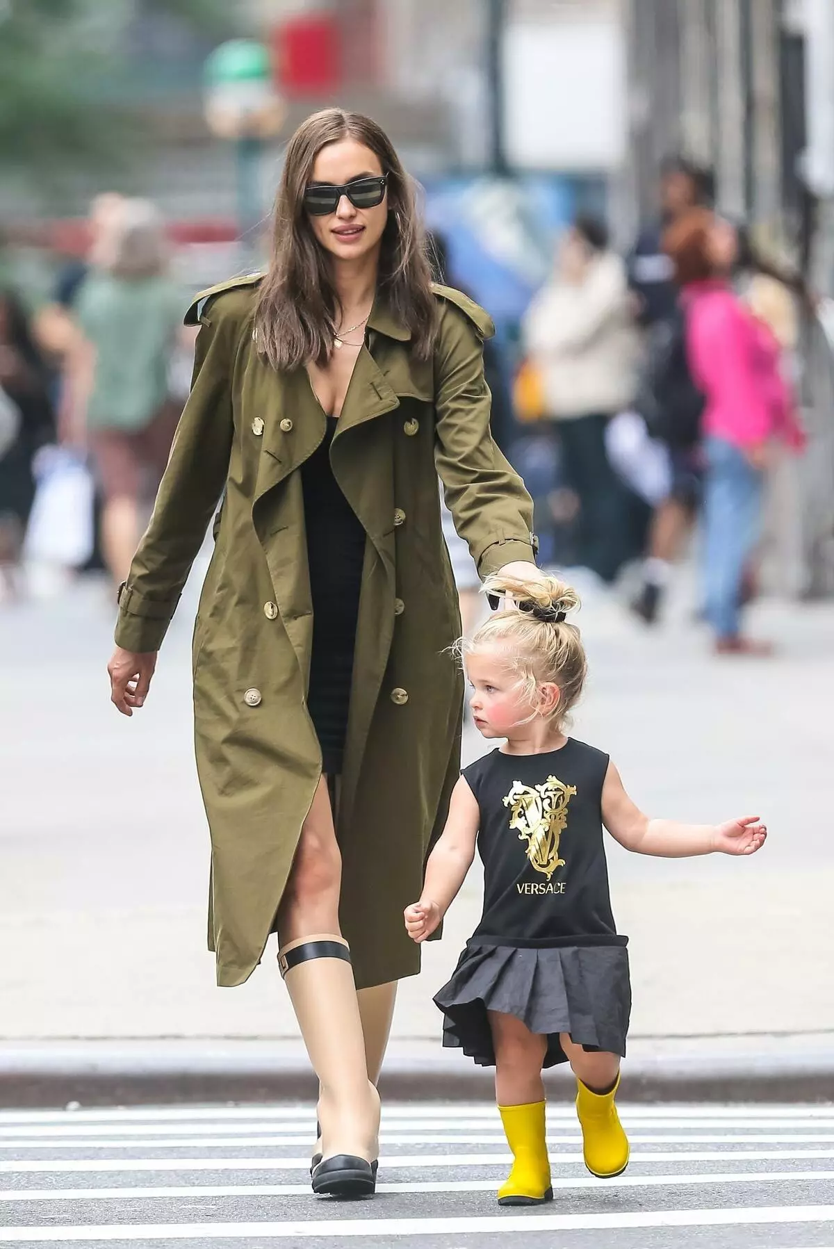 I Versace fra de første år: Irina Shayk med sin datter Lei på en tur i New York 96578_1