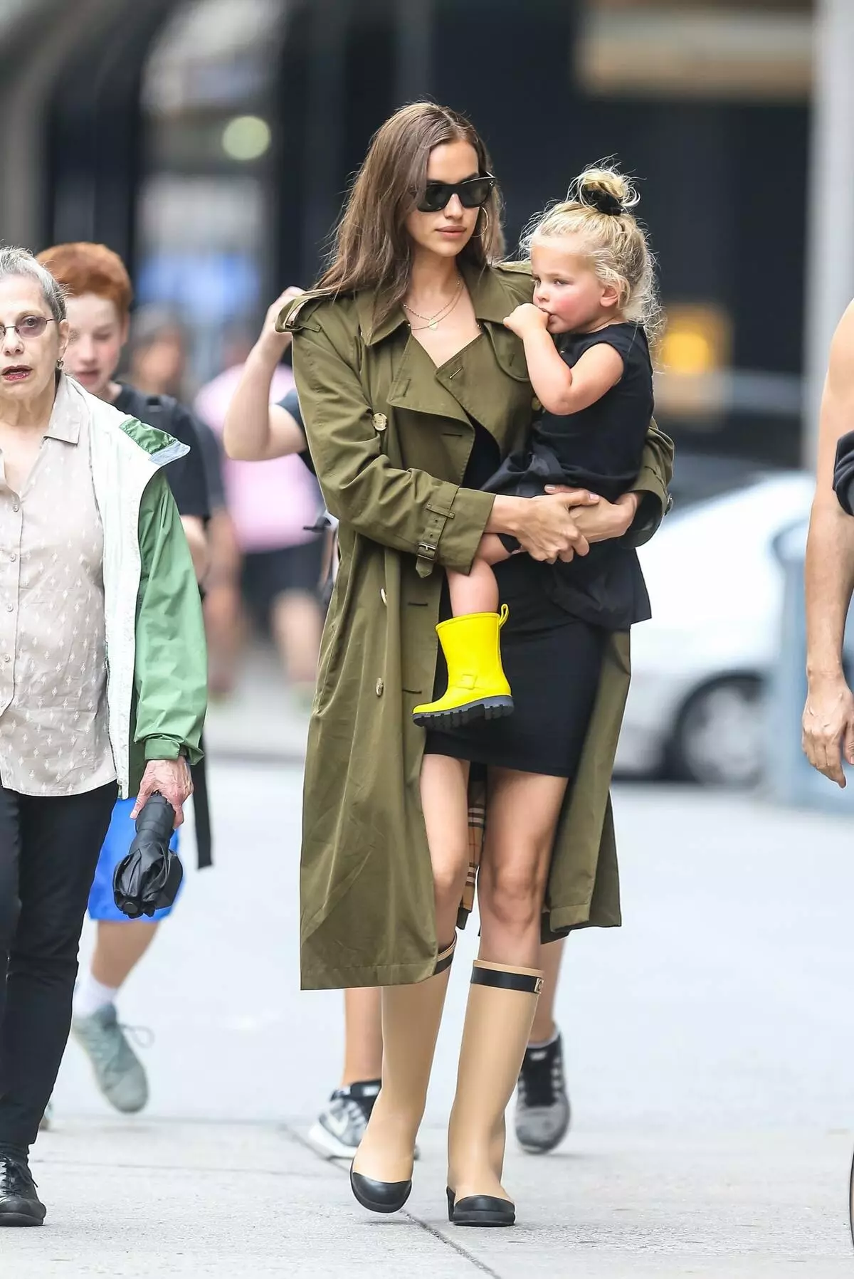 W Versace od pierwszych lat: Irina Shayk z jej córką Lei w spacerze w Nowym Jorku 96578_3