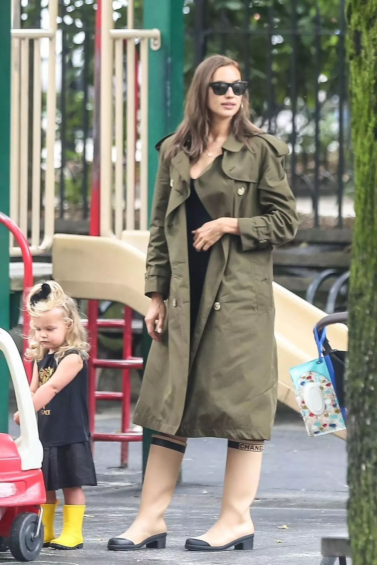 Versace từ những năm đầu tiên: Irina Shayk với con gái Lei đang đi dạo ở New York 96578_4