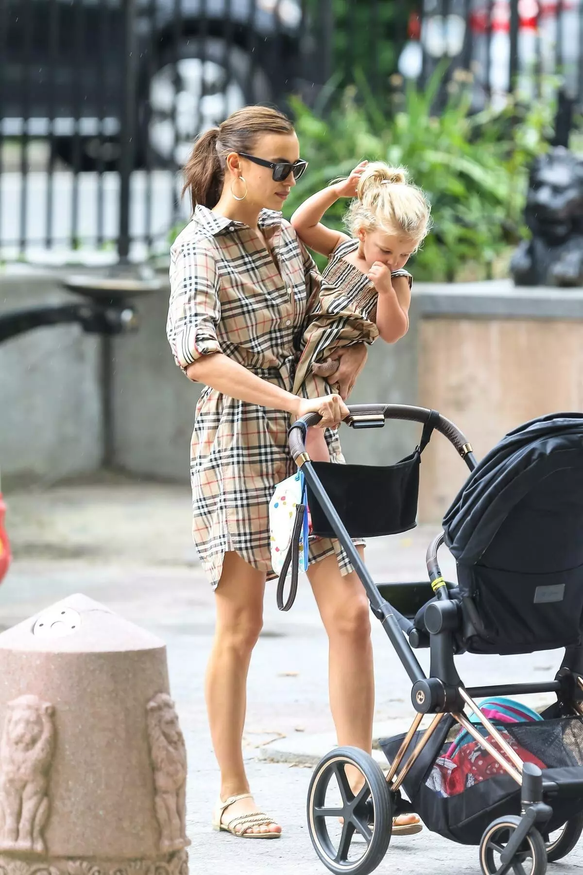 In Versace van die eerstejaars: Irina Shayk met haar dogter Lei op 'n wandeling in New York 96578_8