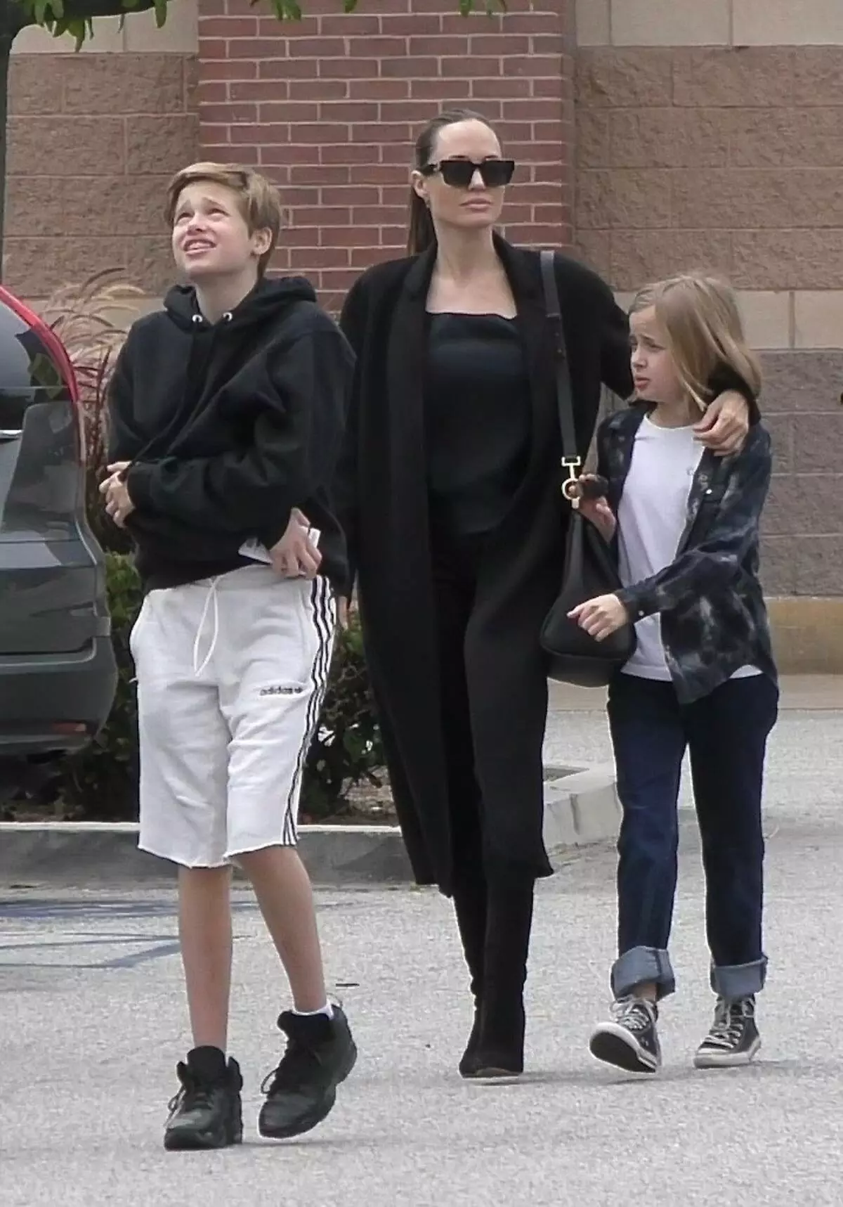Tərəfdarlar Oğulun yeni bir fotoşəkili üçün Angelina Jolie'yi qınadı: 