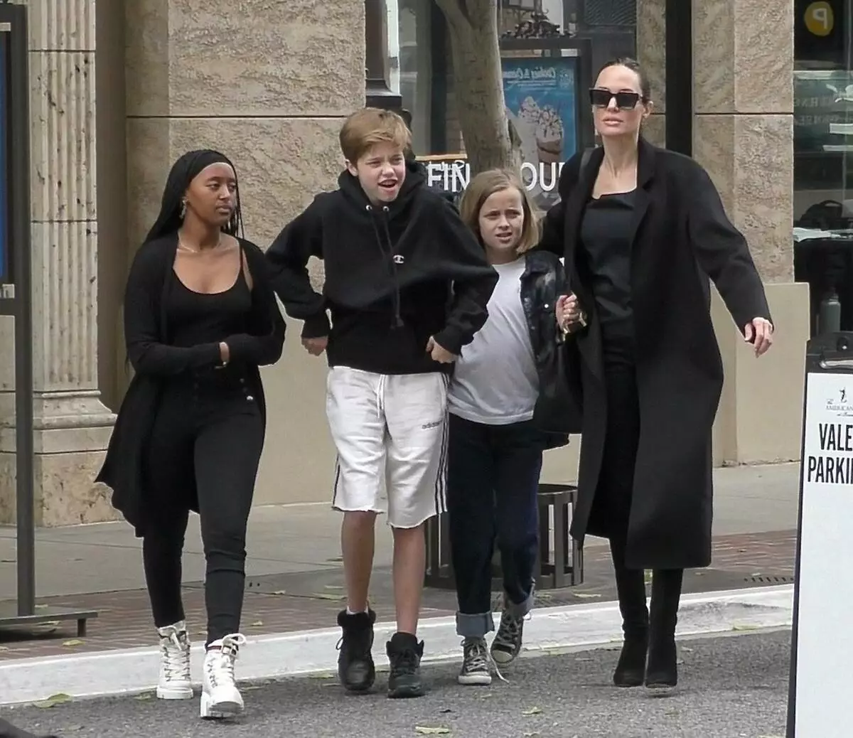 Fans fordømte Angelina Jolie for et nyt billede af sønnen: 