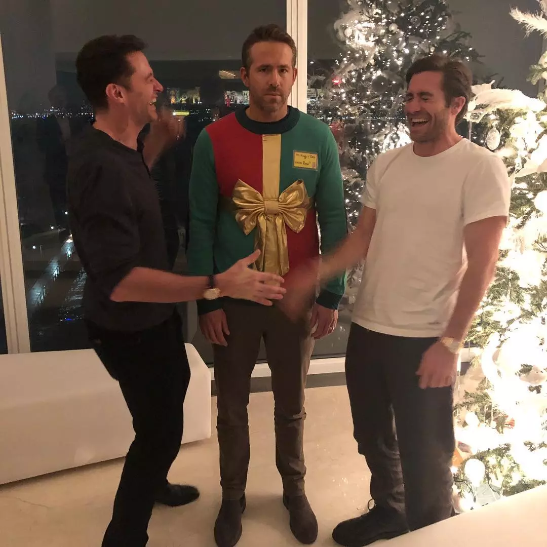 Hugh Jackman und Jake Jilleshol verspottete Ryan Reynolds am Tag der besten Freunde 97439_2