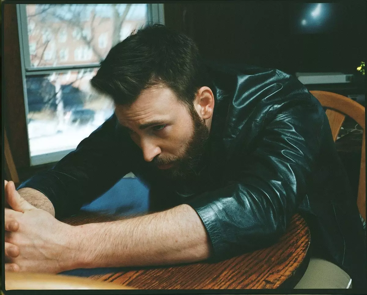 Chris Evans v nestandardni fotografiji Shoot za Esquire: 