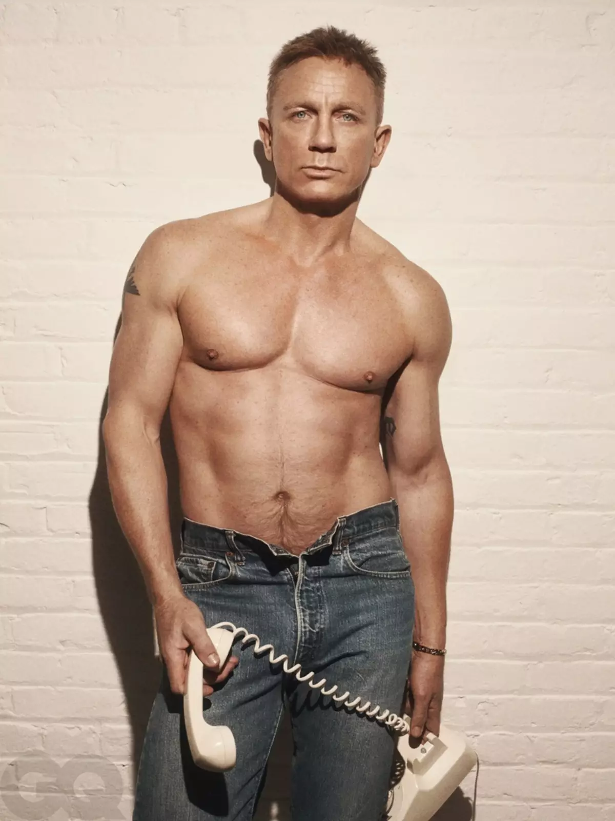 52 ára gamall Daniel Craig skreytt kápa GQ shirtless 97564_1