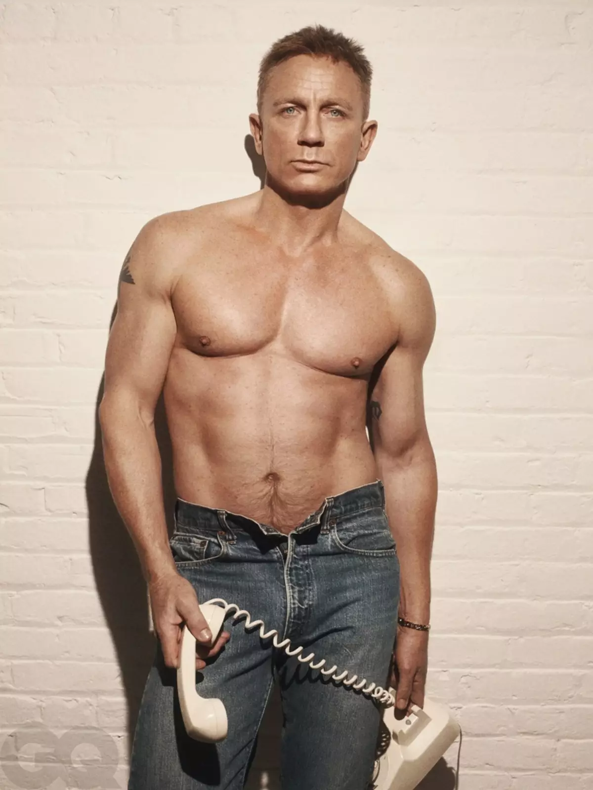 52-årige Daniel Craig dekoreret omslaget GQ Shirtless 97564_1