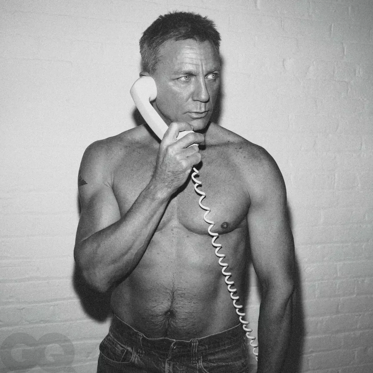 52 ára gamall Daniel Craig skreytt kápa GQ shirtless 97564_7