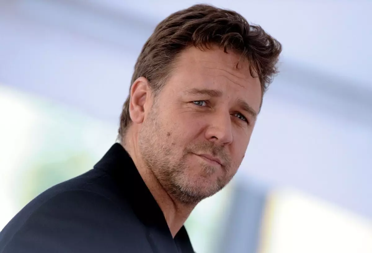 Bursts: Russell Crowe berättade för beröringshistorien om den sparade kattungen