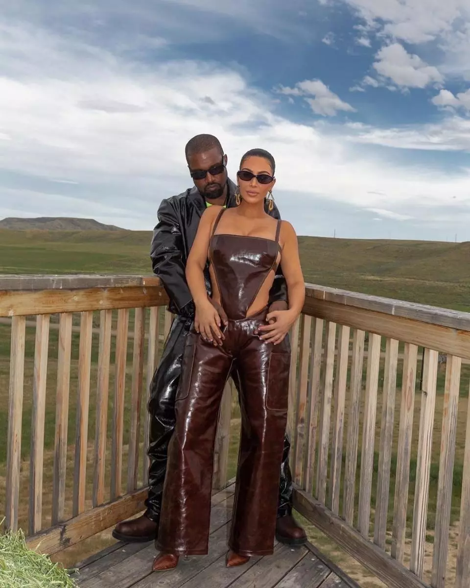 Romance: Kanye West Vendos shkurre në banjo për Kim Kardashian 97699_1