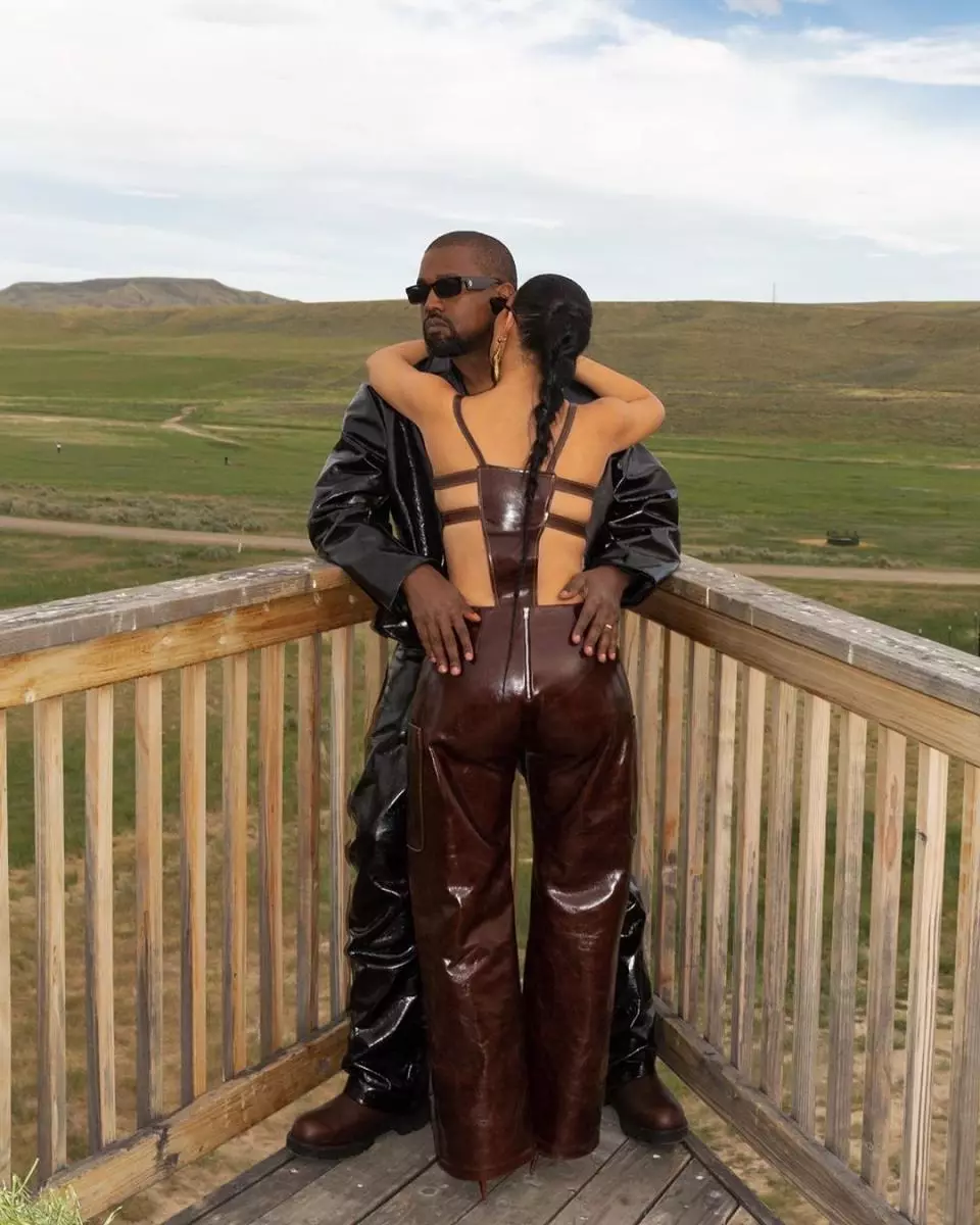 Romantizm: Kanye West, KIM KARDASHIAN için banyoya çalıları koydu. 97699_2