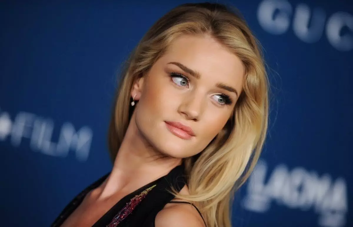 Rosie Huntington-Whiteley showed her first model pictures of 2003