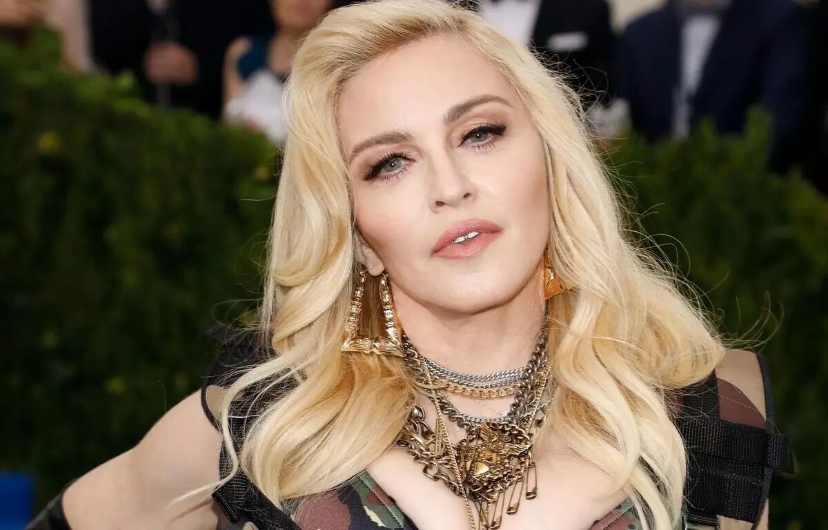 Madonna toande himsels yn underwear nei geroften oer plestik billen